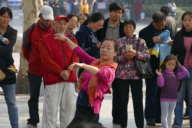 File:2014.11.22.103309 Dancer Sangongyuan Xihu Hangzhou.jpg